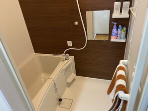 City-Doppelzimmer | Badezimmer | Duschwanne, Haartrockner, Hausschuhe, Handtücher