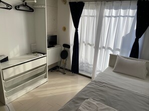 Standaard studio | Individueel gedecoreerd, individueel gemeubileerd, een bureau