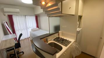 Enkeltrom – standard | Individuelt dekorert, individuelt innredet og skrivebord