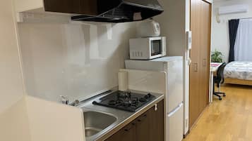 Habitación doble urbana | Cocina privada | Refrigerador con congelador, microondas y parrilla de estufa 