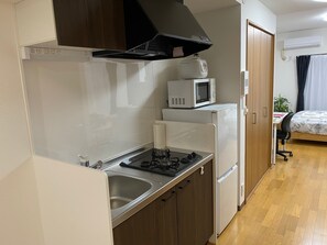 Chambre Ville double | Cuisine privée | Réfrigérateur grande capacité avec congélateur, four à micro-ondes