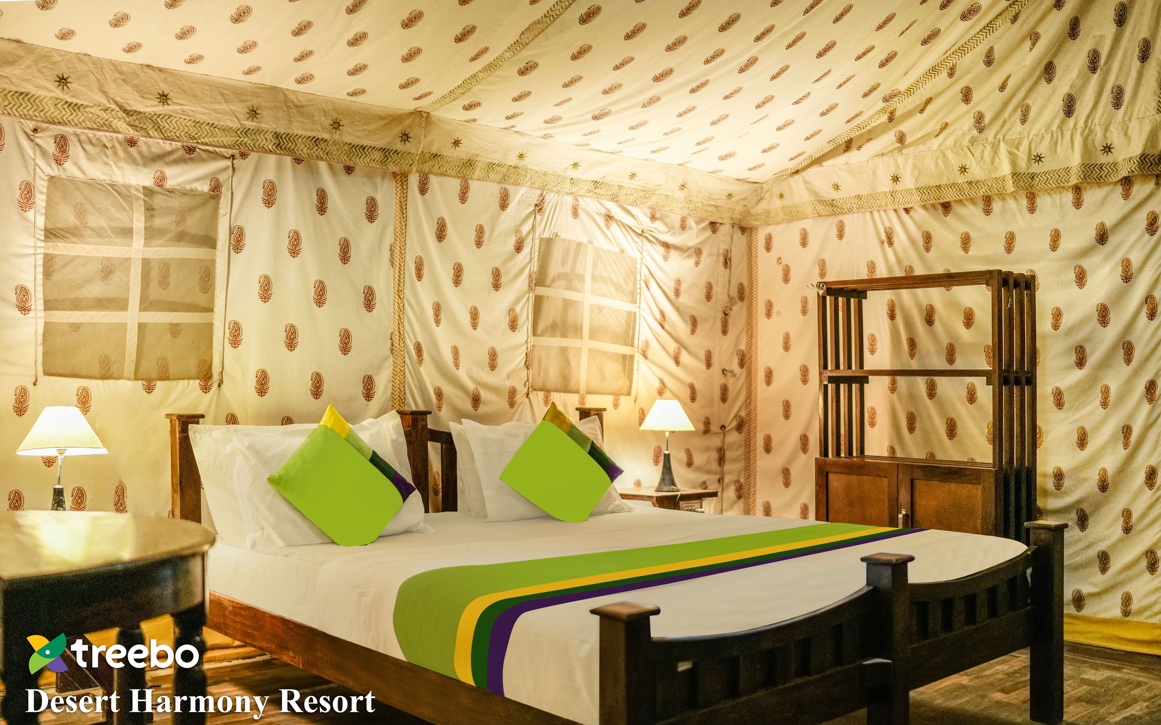 Une chambre avec un lit, deux tables de chevet et une petite table d’appoint.