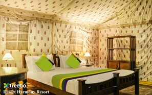 Una habitación con cama, dos mesitas de noche y una mesilla.