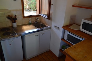 Réfrigérateur, micro-ondes, plaque de cuisson, cafetière/bouilloire