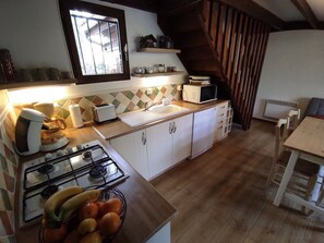 Réfrigérateur, micro-ondes, plaque de cuisson, lave-vaisselle