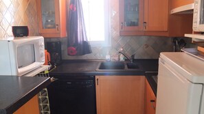 Réfrigérateur, four à micro-ondes, surface de cuisson, lave-vaisselle