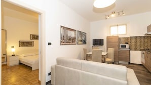 A compact living space with a sofa, a dining area, a kitchenette, and a bed. - GuestHost - Comfortable apartment that can accommodate up to 4 people with great ease and is equipped with every kind of comfort. We are in the beating heart of Turin, Piazza Vittorio Veneto, overlooking the Turin hill and the Gran Madre, everything is c (Turin)