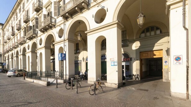 A building with arched windows and balconies, a cobblestone street, and bicycles parked in front. - GuestHost - Comfortable apartment that can accommodate up to 4 people with great ease and is equipped with every kind of comfort. We are in the beating heart of Turin, Piazza Vittorio Veneto, overlooking the Turin hill and the Gran Madre, everything is c (Turin)