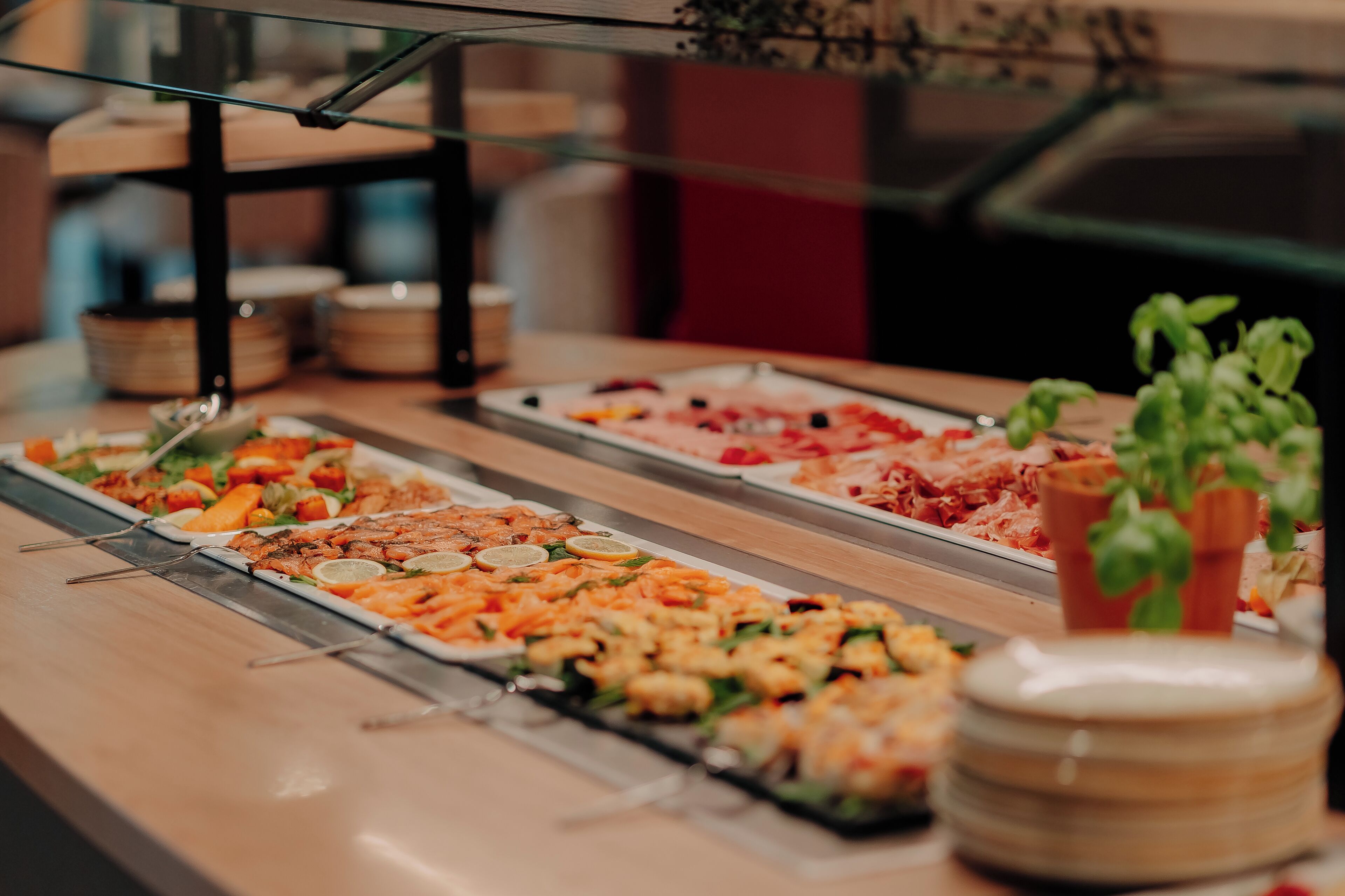 Ein Buffet mit verschiedenen Speisen, darunter Meeresfrüchte, Salate und weitere Vorspeisen.