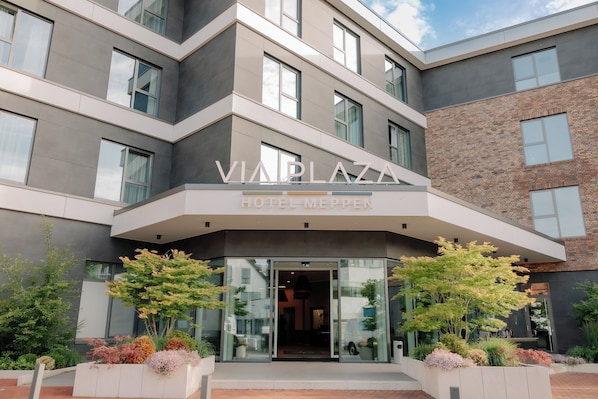 A modern hotel entrance with a glass facade, titled "VIAPLAZA HOTEL MEPPER." - VIA PLAZA Meppen by Hackmann (Meppen)