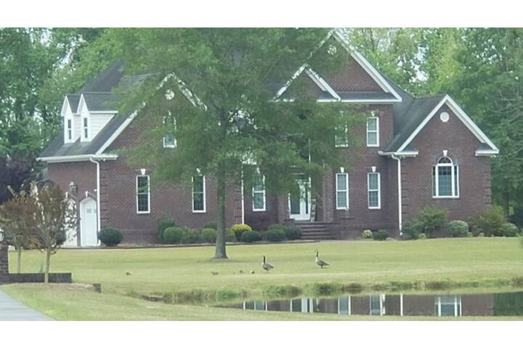 Corporate/event/vacation rental 3br 2.5bt gym indoor hibachi 12 acres Sleeps 6-8
