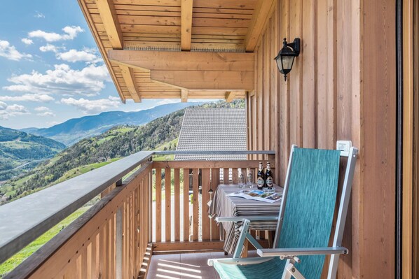 Outdoor dining - Apartment "Huberhof Zimmer" with Mountain View, Garden & Wi-Fi (Feldthurns)