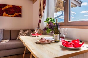 Interior - Apartment "Huberhof Zimmer" with Mountain View, Garden & Wi-Fi (Feldthurns)