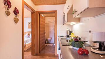 Jääkaappi, mikroaaltouuni, liesi, kahvin-/teenkeitin