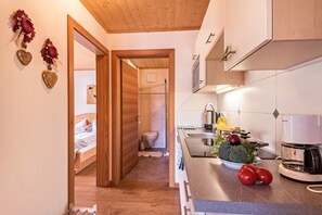 Kylskåp, mikrovågsugn, spishäll och kaffe- och tebryggare