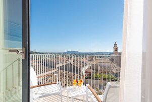 Minibar, caja de seguridad en la habitación, escritorio y wifi gratis