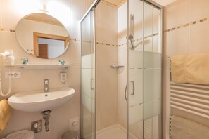 Shower, hair dryer, towels - Apartment "Huberhof Gala" with Mountain View, Garden & Wi-Fi (Feldthurns)