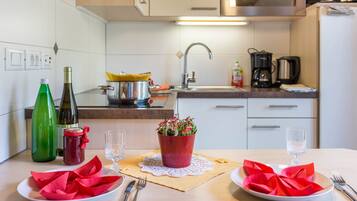 Kühlschrank, Mikrowelle, Herdplatte, Wasserkocher mit Kaffee-/Teezubehör