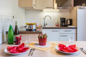 Kühlschrank, Mikrowelle, Herdplatte, Wasserkocher mit Kaffee-/Teezubehör