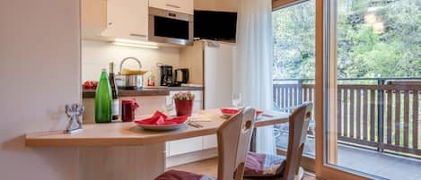 Refrigerador, microondas, placa de cocina, cafetera/tetera