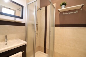 Dusche, Haartrockner, Handtücher