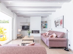 TV, fireplace, DVD player, stereo - Villa 'Casa Viviana' with Sea View, Pool, Wi-Fi, Balcony, Terrace & Garden (Moraira)