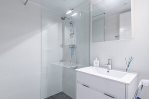 Baignoire, sĂšche-cheveux, serviettes fournies