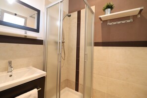 Dusche, Haartrockner, Handtücher