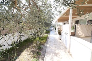 Property grounds - Apartment 'Casa Vacanza Lu Ientu' with Shared Pool, Wi-Fi and Air Conditioning (Otranto)