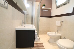 Een douche, een haardroger, handdoeken