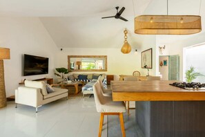 Basic Villa, Multiple Beds - 3BR Charming Villa 2 Minutes From Berawa Beach (Canggu)
