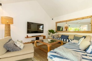 Basic Villa, Multiple Beds | Living room
