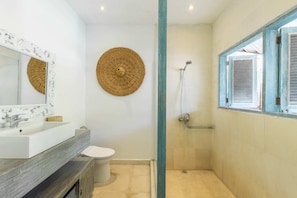 Ducha, toallas, jabón, shampoo