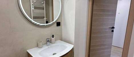 Combined shower/bathtub, hair dryer, towels, toilet paper