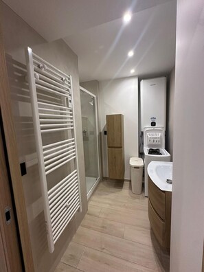 Combined shower/bathtub, hair dryer, towels, toilet paper - Charming F2 completely renovated in the center of CAVALAIRE SUR MER (CAVALAIRE SUR MER)