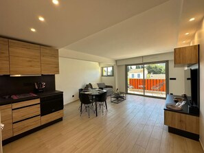 Living area - Charming F2 completely renovated in the center of CAVALAIRE SUR MER (CAVALAIRE SUR MER)