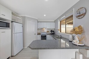 Fridge, oven, stovetop, dishwasher