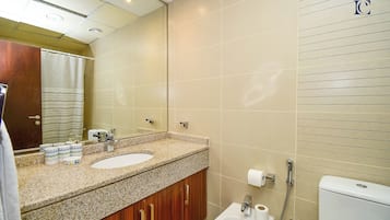 Studio | Bathroom | Free toiletries, hair dryer, towels, soap