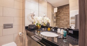 Premium-Einzelzimmer | Badezimmer | Haartrockner, Handtücher, Seife, Shampoo