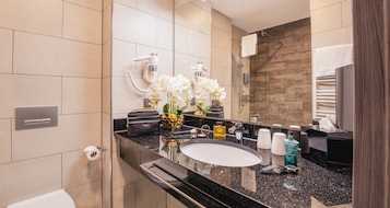 Habitación individual Premium | Baño | Secador de pelo, toallas, jabón y champú