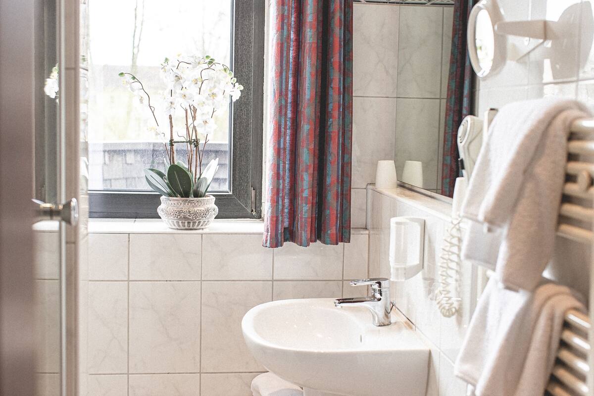 Baño | Secadora de cabello, toallas, jabón, shampoo