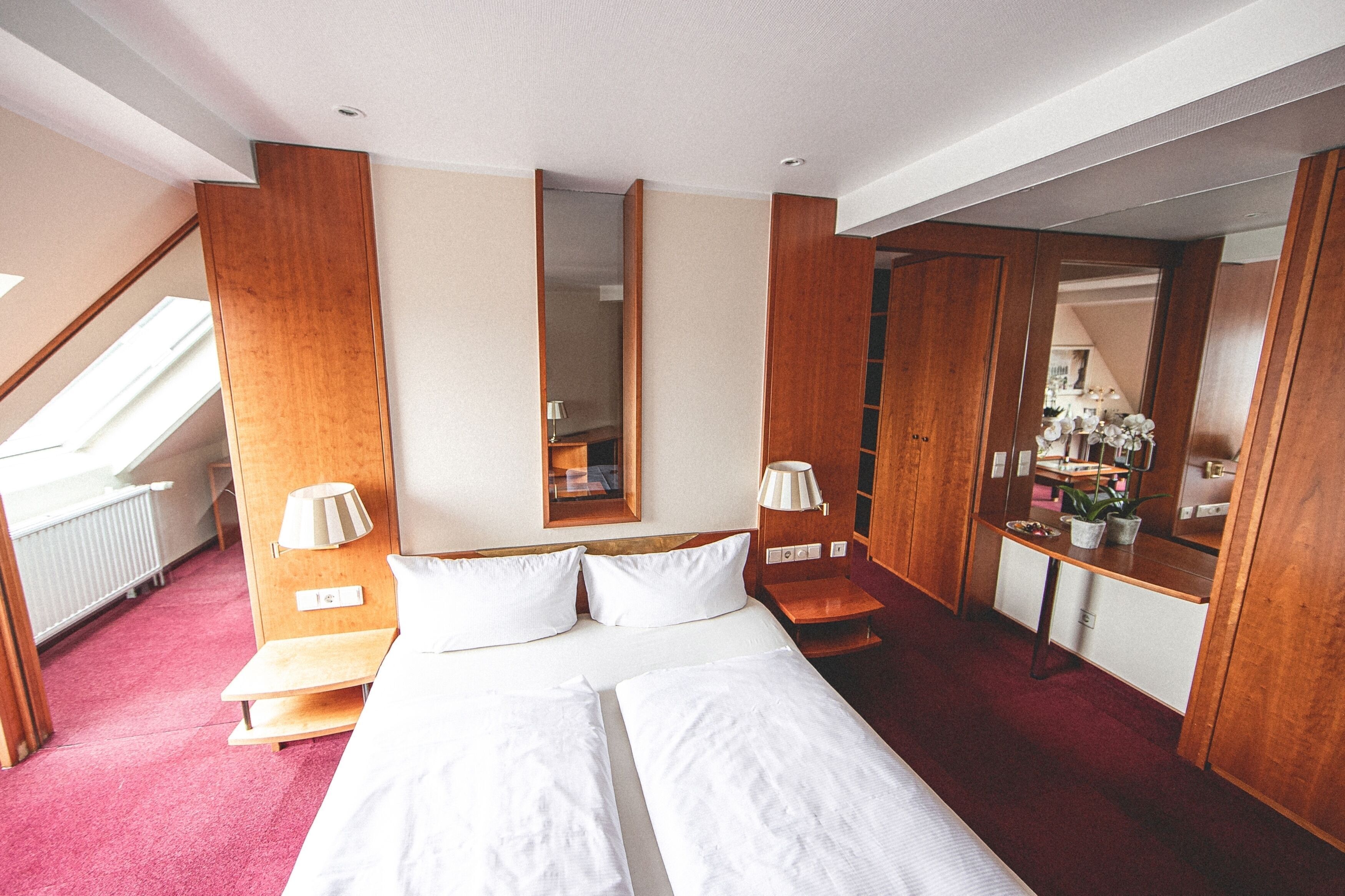 Minibar, decoración personalizada, escritorio y wifi gratis 