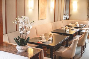 Daily buffet breakfast for a fee - PLAZA INN Recklinghausen  (Recklinghausen)