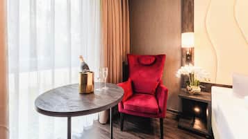 Premium-Einzelzimmer | Minibar, individuell dekoriert, Schreibtisch, kostenloses WLAN