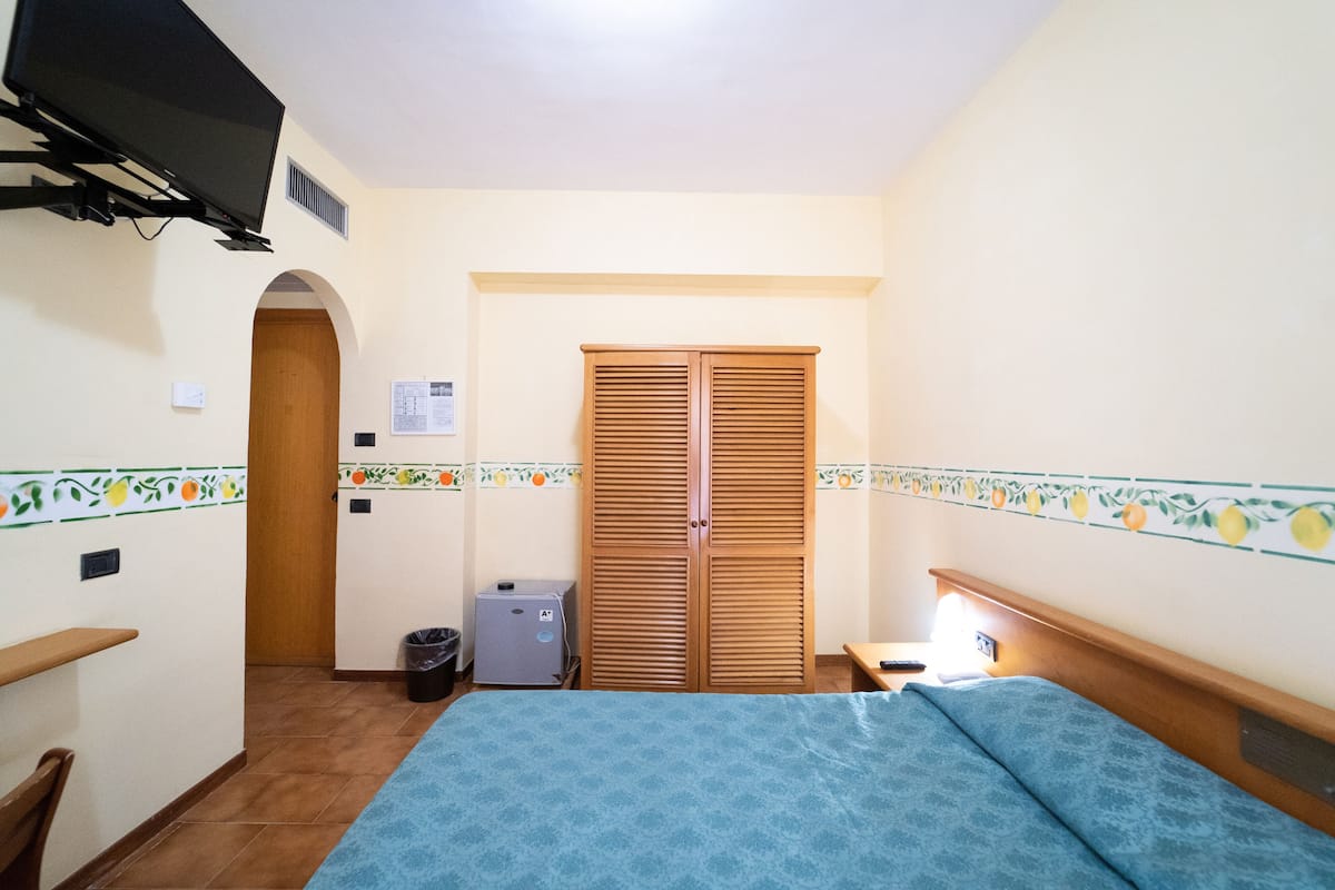 Kamer, balkon | Een kluis op de kamer, een bureau, verduisterende gordijnen, gratis wifi
