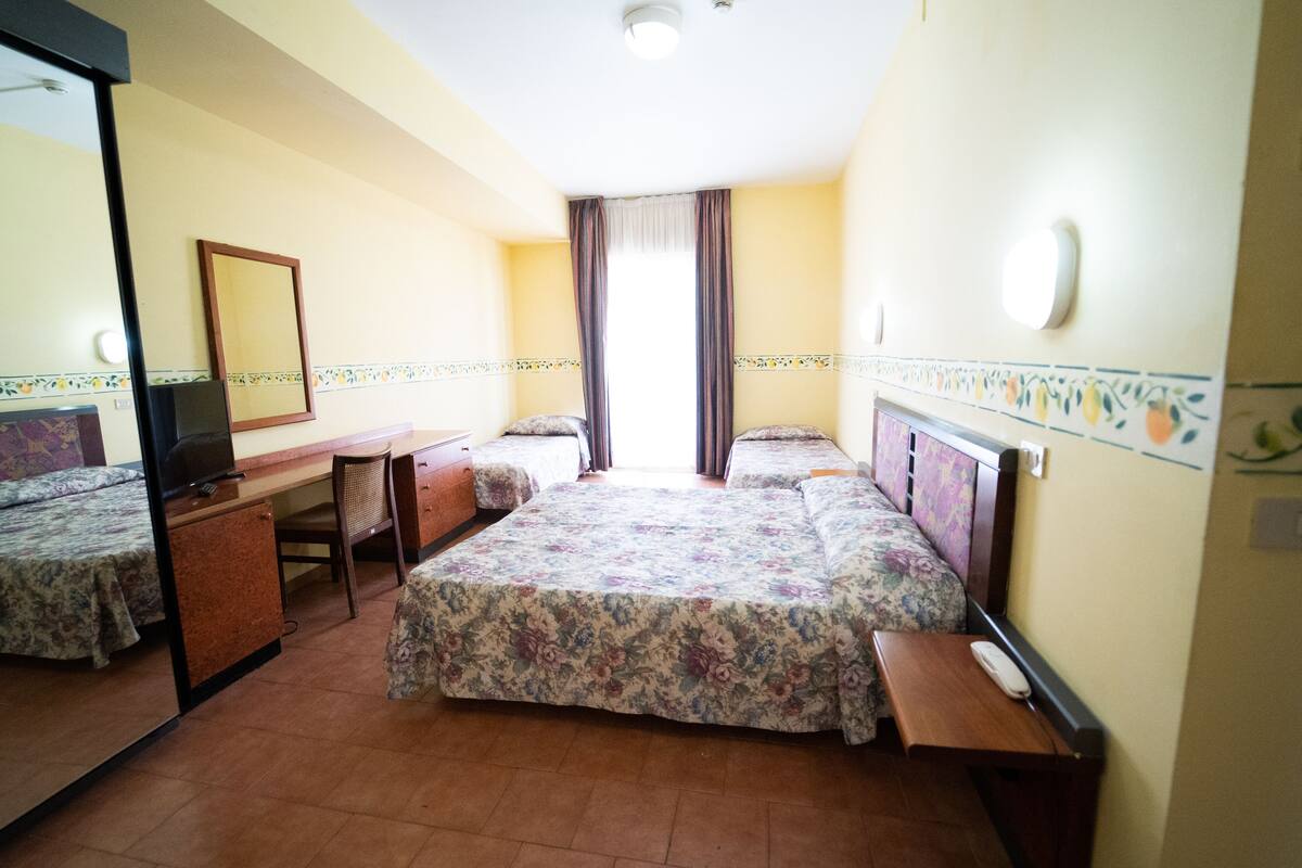 Quadruple Room | In-room safe, desk, blackout drapes, WiFi (free)