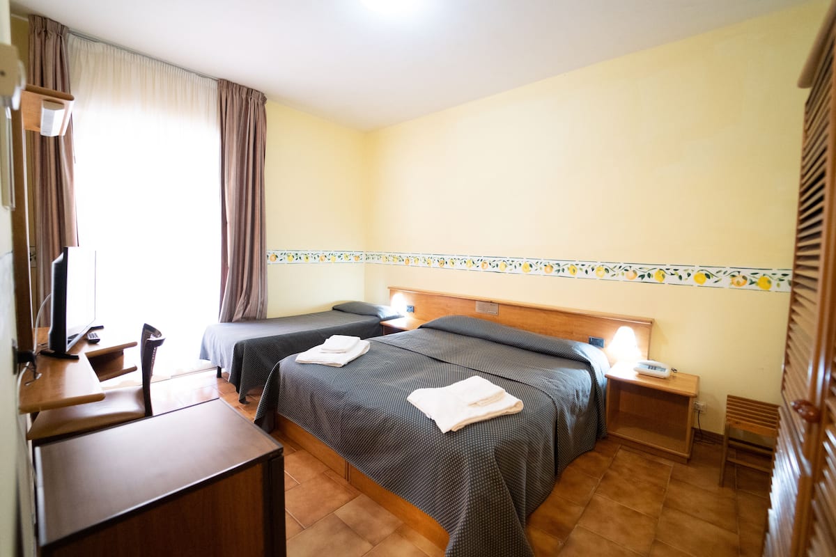 Triple Room | In-room safe, desk, blackout drapes, WiFi (free)