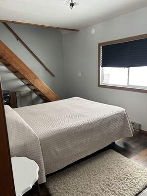 3 bedrooms, travel cot, free WiFi, bed sheets - Cottage on The Lake (Redfield)