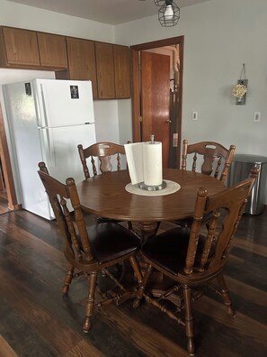 Dining - Cottage on The Lake (Redfield)