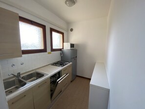 Refrigerador, microondas, placa de cocina, lavavajillas